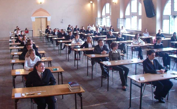 Studenti durante l'esame di maturità