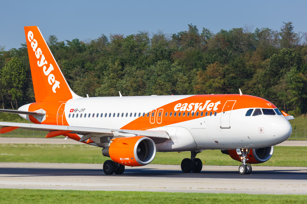 Logo di EasyJet con aerei in volo