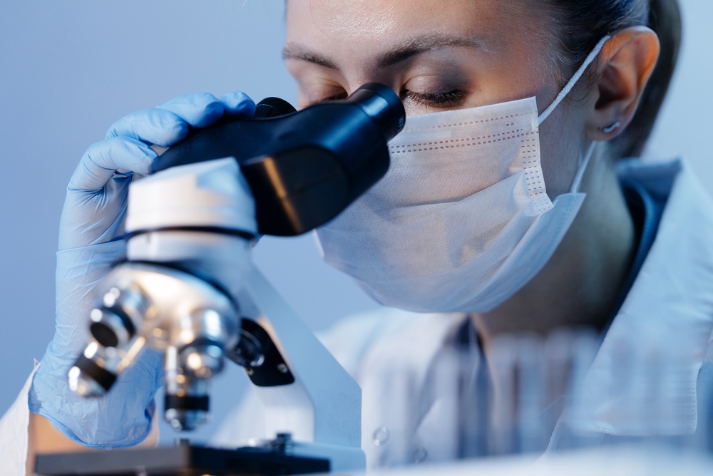 Ricercatori dell'Ifom di Milano durante uno studio sulle cellule staminali ematopoietiche.