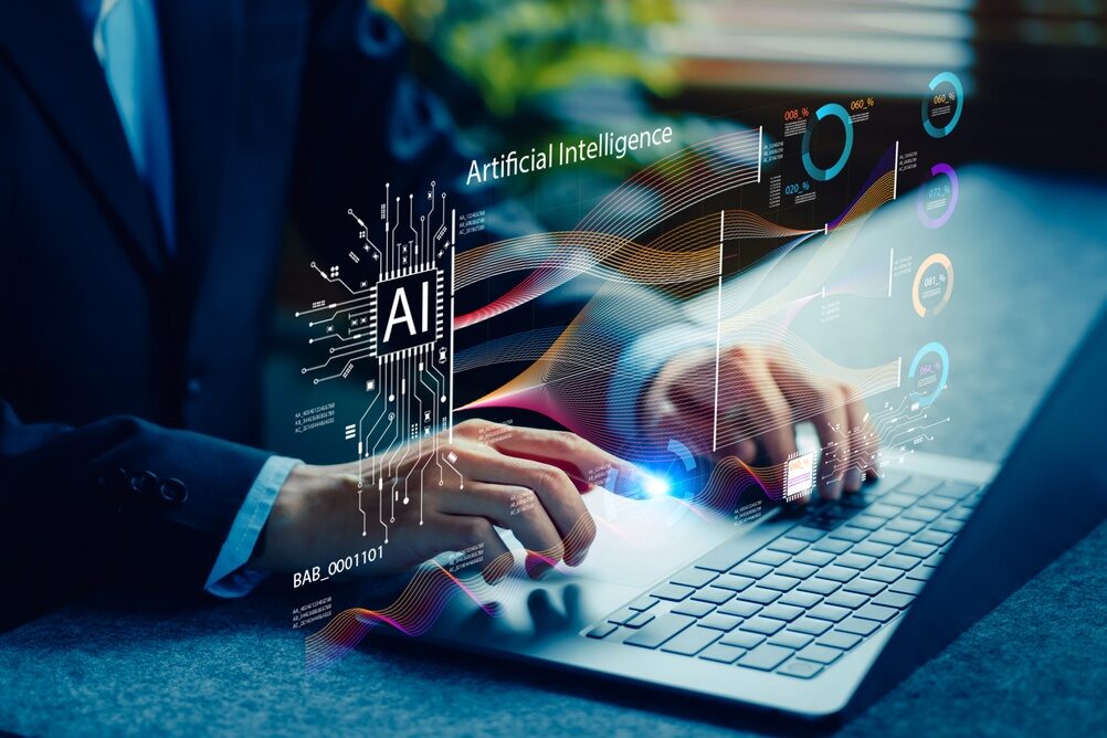 Lavoratori che interagiscono con strumenti di intelligenza artificiale in un ambiente d'ufficio.