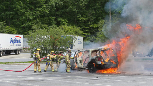 Uomo si dà fuoco in auto a Cinisello Balsamo