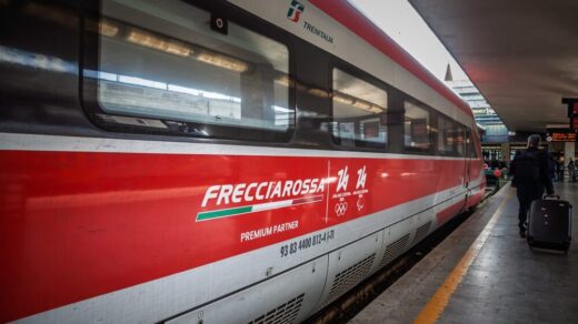 Treno regionale Trenitalia in movimento