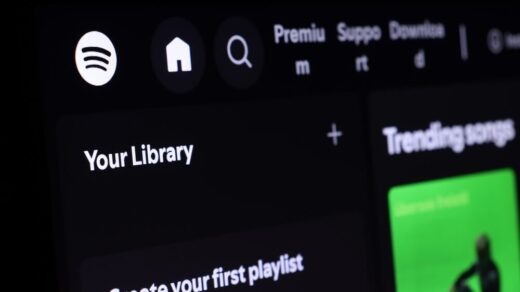 Logo di Spotify con sfondo di podcast