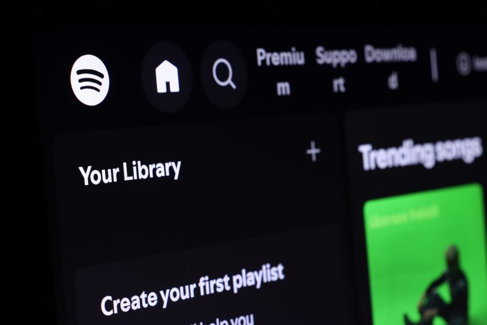 Logo di Spotify con sfondo di podcast